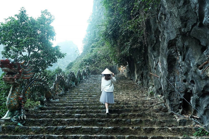 Nếu như trước đây tới Hang Múa, điểm nhấn là con đường gần 500 bậc thang cùng đỉnh núi thì giờ đây, những khung cảnh dưới chân núi như vườn hoa bậc thang, nhà ôm cây hay nhà sàn ven hồ...