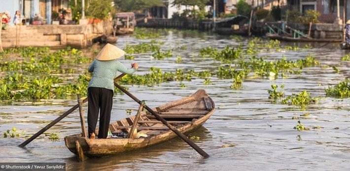 Thuyền là phương tiện di chuyển quen thuộc tại vùng sông nước Đồng Bằng Sông Cửu Long.