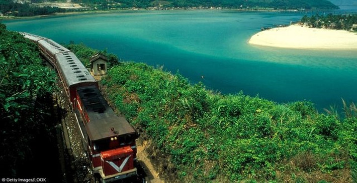 Tuyến đường sắt chạy qua một phần đường bờ biển dài hơn 3.000 km của Việt Nam.
