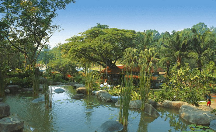 12. Lake Gardens (vườn hồ): Khu vườn hồ là một khu vực nguyên sinh rộng 92 ha, nơi có những hồ nước, bãi cỏ xanh, rừng cây cổ thụ, và được mệnh danh là lá phổi xanh của Kuala Lumpur. Lake Garden rất lý tưởng cho du khách dạo chơi thư giãn, bởi không khí luôn thoáng mát và yên tĩnh. Ảnh: Aspen.