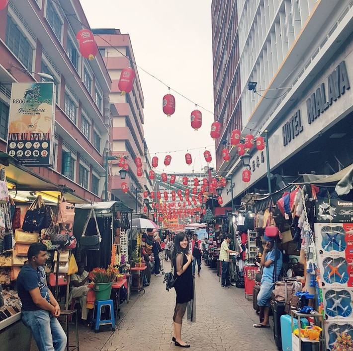 6. Khu Chinatown: Cũng giống như nhiều khu phố người Hoa trên thế giới, khu phố của người Hoa ở trung tâm Kuala Lumpur luôn sôi động từ sáng sớm đến đêm khuya. Các mặt hàng được bày bán ở đây với giá khá mềm và đa dạng, nhưng du khách được khuyên là vẫn nên mặc cả. Ảnh: Avyhan.