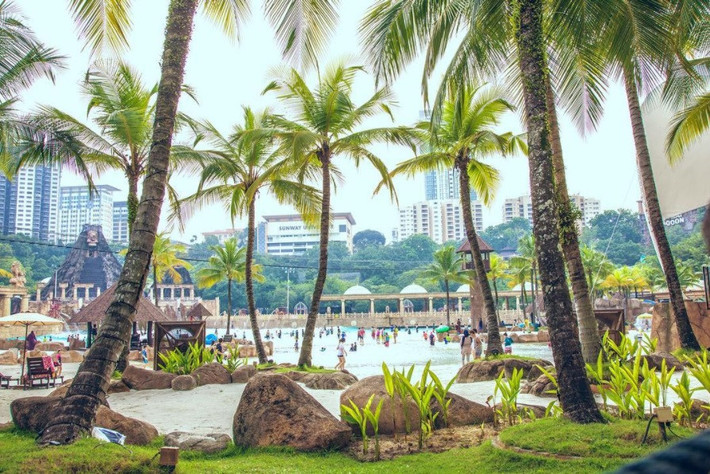 10. Công viên giải trí Sunway Lagoons: Một địa điểm không thể bỏ qua với những người thích vận động, Sunway Lagoons có những đường trượt nước hấp dẫn, khu trò chơi đa dạng... Nơi đây được mệnh danh là công viên giải trí hàng đầu châu Á, cho bạn thử cảm giác mạo hiểm khi đứng trên cây cầu bộ cao nhất thế giới và ngắm toàn cảnh xung quanh. Ảnh: Jeh847/ Instagram.
