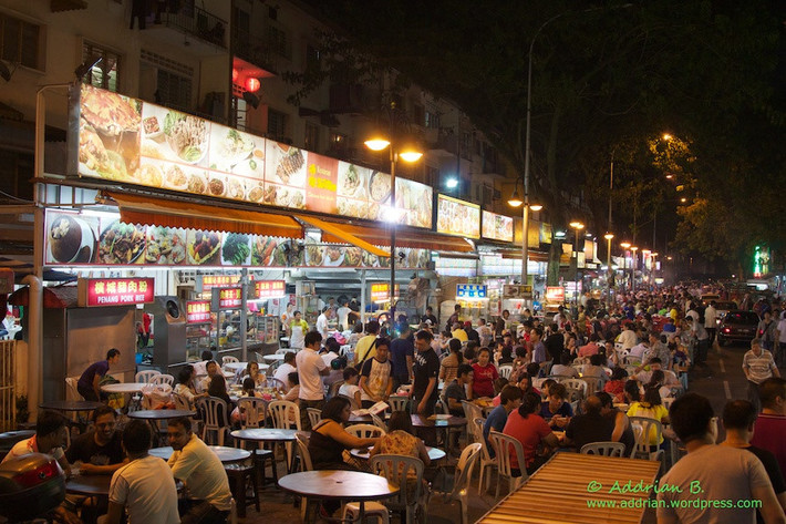 8. Jalan Alor: Jalan Alor là khu ăn uống nổi tiếng nhất của Kuala Lumpur, nằm ở trung tâm của khu phố ăn chơi Bukit Bintang. Nơi đây có rất nhiều quán ăn đa dạng nằm san sát nhau. Thời điểm nhộn nhịp và đông đúc nhất ở Jalan Alor là tầm 21h. Ảnh: AddrianB.
