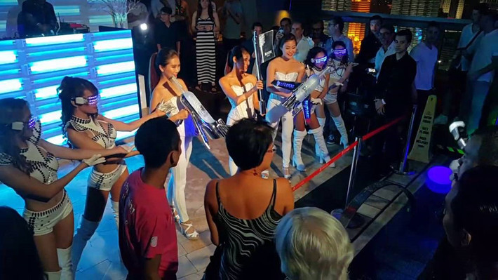 15. Sky bar:Nơi này được mệnh danh là thế giới ngầm của giới dân chơi Malaysia. Đây là nơi thực sự náo nhiệt về đêm, không chỉ thu hút quý ông, mà ngay cả nữ du khách cũng bị hấp dẫn khi tới ngắm nhìn những cô gái trẻ đẹp từ khắp nơi đổ về.