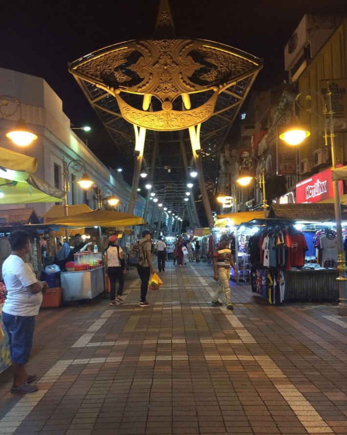 14. Phố đi bộ Kasturi: Kasturi Walk là khu phố rất nhộn nhịp của Thủ đô Kuala Lumpur, nơi bạn có thể mua những món đồ thủ công và thưởng thức đồ ăn đa dạng. Ngoài ra nơi đây còn nổi tiếng với những màn biểu diễn nghệ thuật đường phố độc đáo. Ảnh: Husnunaff.