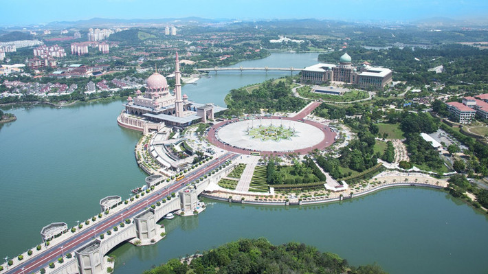 5. Thành phố mới Putrajaya: Nằm cách Kuala Lumpur 30 km, thành phố Putajaya là khu đô thị thông minh hiện đại bậc nhất châu Á. Mọi công trình hành chính, trường học, bệnh viện, công viên… ở đây đều được quản lý bằng các ứng dụng tin học tiên tiến nhất. Putrajaya được đầu tư 8 tỷ USD và xây dựng vào năm 1995, nên đây cũng là thành phố trẻ nhất của Malaysia. Ảnh: Malaysiarezgo.