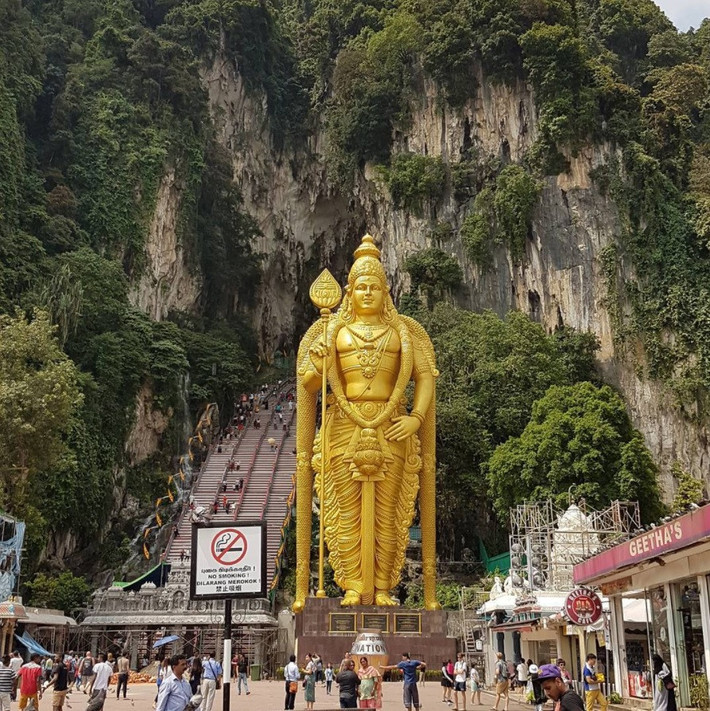 4. Động Batu: Động Batu là nơi thờ cúng linh thiêng bậc nhất đối với tín đồ Ấn Độ Giáo (đạo Hindu), nơi có cấu trúc đá vôi lên tới 400 triệu năm. Nằm cách Kuala Lumpur 13 km, du khách muốn vào trong động sẽ phải bước qua 272 bậc thang đá. Ảnh: Sk8erbwoi/ Instagram.