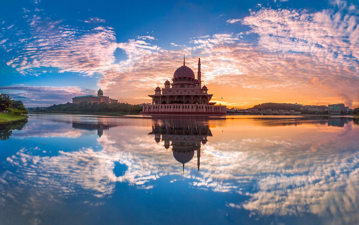 13. Thánh đường Quốc gia (Putra Mosque): Sẽ rất đáng tiếc cho du khách nếu không ghé thăm nơi đây. Khu thánh đường với kiến trúc nghệ thuật Hồi giáo vô cùng độc đáo. Putra Mosque nằm gần hồ nhân tạo Putrajaya và văn phòng của Thủ tướng Malaysia trong thành phố mới Putrajaya. Đây là nơi cầu nguyện linh thiêng vì thế du khách tới đây cần ăn mặc kín đáo và trang nghiêm. Ảnh: Reddit.