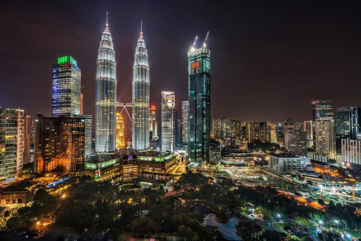 1. Tháp đôi Petronas: Tòa tháp đôi Petronas là công trình nổi tiếng nhất của Kuala Lumpur mà không một ai khi tới đây có thể bỏ qua. Tòa tháp cao 452 m với 88 tầng này từng là tòa tháp cao nhất thế giới, cũng là nơi được lựa chọn chụp hình nhiều nhất. Đại hội Thể thao Đông Nam Á ( SEA Games) lần thứ 29 sẽ diễn ra tại Kuala Lumpur từ 19-30/8. Ảnh: Yuantien/ Instagram.