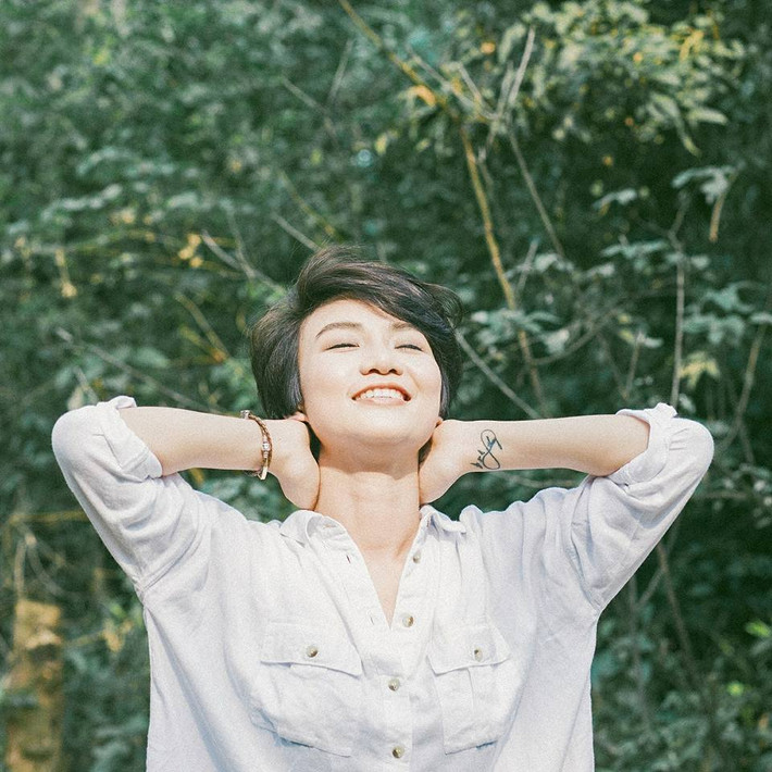 Mái tóc ngắn của Thùy Dũng cũng là một đặc điểm giúp cô thể hiện cá tính, sự mạnh mẽ của mình. Đây cũng là một nét khác khiến Thùy Dung trông như phù hợp hơn với lĩnh vực thể thao, một công việc mà cô theo đuổi.