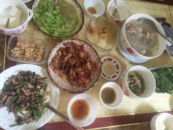 Những bà nội trợ sành sỏi còn vạch ra từng giá cả của các loại thực phẩm trên thị trường, huống hồ đợt này thịt lợn đang rớt giá nên các chị em ở vùng nông thôn cho biết chỉ mất khoảng 40k là được 6-7 lạng thịt ngon về tha hồ chế biến, cả nhà 4 người ăn phải 2 bữa mới hết.