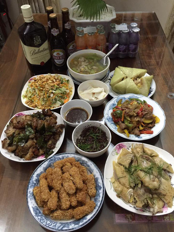 Không ít người còn chê bai mẹ trẻ đang khoe khoang không đúng chỗ, chi tiêu lãng phí. Nếu đúng là một có tổng là 450k như ở trên, thì 1 ngày sẽ mất ít nhất 900k, vị chi 1 tháng gia đình ấy phải bỏ ra 27 - 28 triệu tiền ăn uống. Như thế thì thu nhập của họ phải từ 40 triệu trở lên mới đủ để 'vừa ăn vừa cất' được. Chỉ có nhà đại gia 'chịu chơi', chứ gia đình bình thường làm gì có ai dám xông xênh như thế. Theo đó, nhiều mẹ bỉm sữa khác cũng tranh thủ khoe những mâm cơm của nhà mình, so sánh giá cả, và họ đều cho rằng gần nửa triệu cho mấy món vịt luộc canh khoai là không hợp lý, và đây chỉ là nững lời 'chém gió' của mẹ trẻ này. Họ cho rằng với số tiền này có thể đúng trong trường hợp nhà có cỗ thô mà thôi.