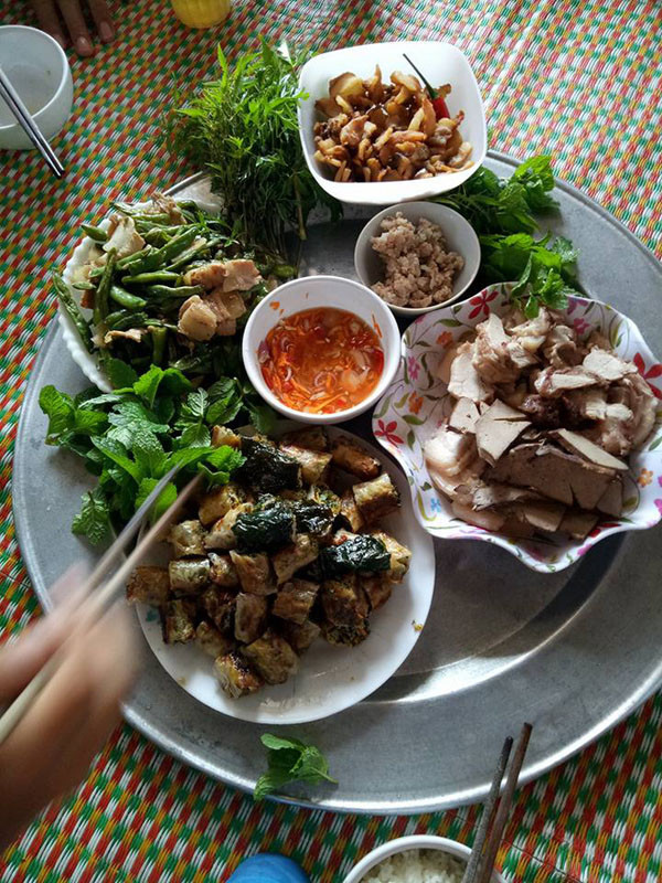 Cũng biết là giá cả ở thành phố và các vùng quê cũng có phần khác nhau, nhưng nhiều chị em khẳng định rằng dù có vung tay quá trán cũng không thể tiêu hết 450 nghìn cho bữa cơm này. 'Chắc là mẹ này ăn bớt tiền đi chợ rồi, chồng cho 500k giả bộ mua nhiều thứ rồi giấu đi một ít, chứ làm gì có chuyện mấy món bình dân này mà đắt đến thế' - một facebooker hóm hỉnh chia sẻ. Bên cạnh đó, cũng có những ý kiến phê phán việc chi tiêu vụng về của mẹ trẻ, nhiều chị em cho rằng bà nội trợ này không biết trả giá bị bán với giá cắt cổ mà không hề hay biết.