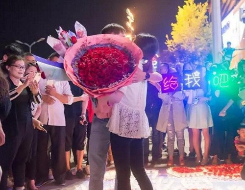 Tuy vậy, những đòi hỏi này không làm khó được chàng trai, anh chọn ra 12 tráp đựng đồ trang sức, nước hoa đắt tiền, rượu quý, đồ truyền thống, tất cả các tráp còn lại đều đựng tiền mặt, thực sự khiến nhiều người ngưỡng mộ. Sau khi những hình ảnh về màn cầu hôn và lễ ăn hỏi của cặp đôi ở Nghĩa Ô, Chiết Giang được chụp lại và đăng tải trên mạng xã hội, ngay lập tức đã gây được sự chú ý lớn.