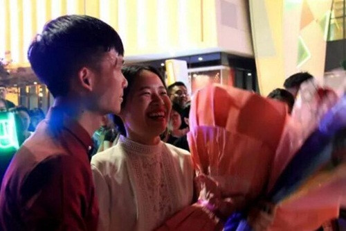 Nhiều người không ngại bày tỏ sự ngưỡng mộ, ghen tị với cô gái được cầu hôn, cho rằng cô nàng thực sự rất có phúc khi lấy được một người chồng yêu thương mình, sẵn sàng vì mình làm tất cả như vậy. Trước đây không lâu, cũng ở Nghĩa Ô, của hồi môn cực khủng của một thiên kim tiểu thư cũng từng gây xôn xao dư luận Trung Quốc, khiến nhiều người thèm thuồng, mơ ước.