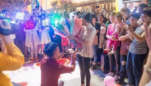 Mới đây, tại Nghĩa Ô, Chiết Giang, Trung Quốc, một chàng trai nhờ màn cầu hôn công phu nên đã nhanh chóng nhận được cái gật đầu đầy hạnh phúc của người trong mộng. Ngay sau khi cầu hôn thành công, ngày hôm sau, chàng trai mang nhẫn kim cương và 680.000 tệ tiền mặt (khoảng gần 2,3 tỷ đồng) cùng 12 tráp sính lễ khác đến nhà gái để làm lễ cầu hôn và đính hôn chính thức.