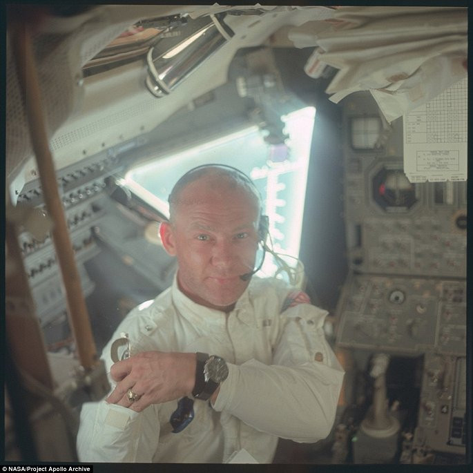 Aldrin bỏ kính vào túi áo trước khi bước xuống Mặt trăng.