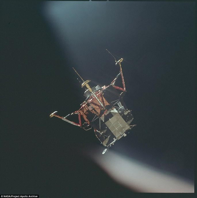 Module Lunar chở Armstrong, Buzz Aldrin tách khỏi Module Chỉ huy chở theo Michael Collins để tiến tới Mặt trăng.