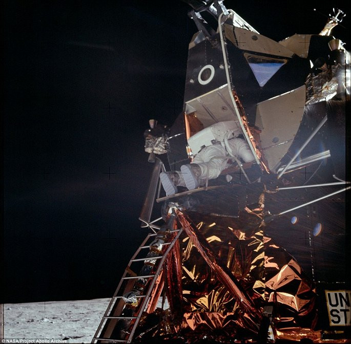 Neil Armstrong chụp lại khoảnh khắc đồng nghiệp của mình bước ra khỏi Module và chuẩn bị trở thành người thứ 2 đặt chân lên Mặt trăng.