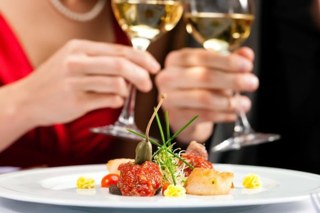 Ngồi ở góc bàn: Đây là một điều mê tín nữa của người Nga, đặc biệt đối với một cô gái trẻ. Người Nga tin rằng người ngồi ở góc bàn sẽ không bao giờ kết hôn hoặc không thể tìm được người yêu.