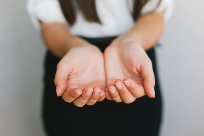 Lấy chiếc áo cuối cùng: Trong tiếng Nga có một câu ngạn ngữ “Đừng lấy chiếc áo cuối cùng”, với ý nghĩa đừng là người lấy thứ cuối cùng, và hãy luôn nhớ đáp trả. Vì thế người Nga thường rất hào phóng kể cả không giàu có. Bạn không nên nhận quà trừ khi bạn thực sự muốn nhận, và nên từ chối vài lần trước khi nhận.