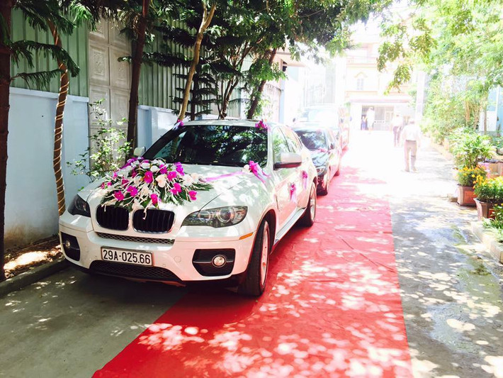 Chiếc xe BMW X6 màu trắng chở cô dâu chú rể về nhà chú rể Nguyễn Đăng Duy làm lễ gia tiên.