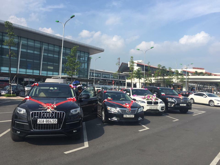 Không chỉ nhằm phục vụ, đón tiếp khách chu đáo mà dàn xe sang 25 chiếc này còn giúp đám cưới của đôi trẻ được “nâng tầm”.