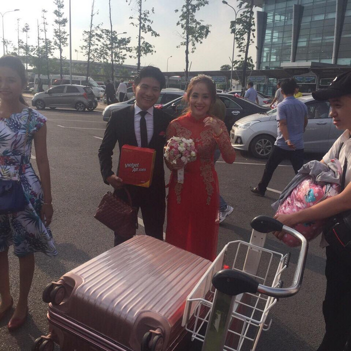 Dàn xe “sang chảnh” khiến bất cứ vị khách nào cũng tỏ ra thích thú, ngưỡng mộ sự giàu có và chu đáo của gia đình cô dâu, chú rể. Thường những đám cưới đón khách đông sẽ sử dụng xe khách, xe du lịch cao cấp để tiết kiệm số lượng và tiền bạc nhưng với sự chu đáo của mình gia đình đôi bên đã cùng nhau huy động số lượng lớn xe con sang trọng để khiến những vị khách của mình cảm thấy thoải mái nhất khi di chuyển.