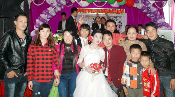 Hai nhân vật chính trong câu chuyện vừa được nhắc đến là chú rể Quý (quê Nghệ An) và cô dâu Cẩm Giang (quê Long An). Đám cưới diễn ra ngày 24/2 ở vùng quê nghèo Diễn Hải, Diễn Châu, Nghệ An.
