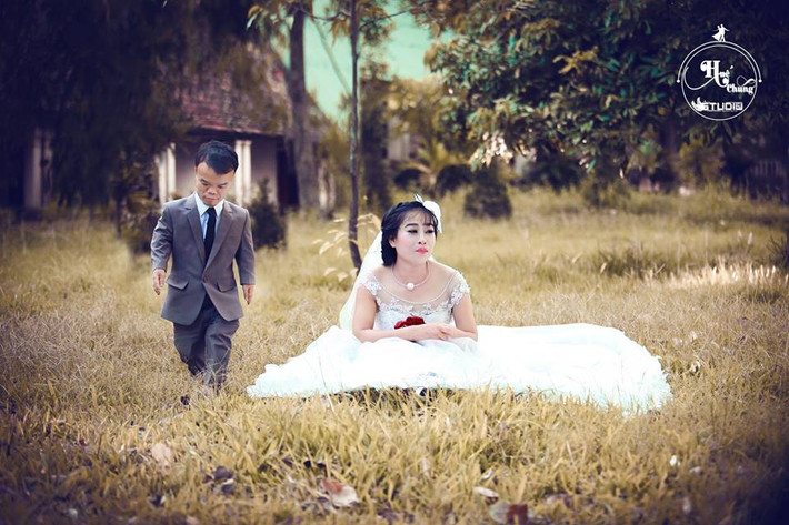 Khi nhìn bức ảnh cưới và câu chuyện tình của cặp đôi xứ Thanh, nhiều người đã phải thốt lên kinh ngạc vì cho rằng có lẽ chúng là một sản phẩm dàn dựng trong một MV ca nhạc nào đó. Tuy nhiên, khi tìm hiểu về tính xác thực của bộ ảnh này thì tất cả mọi người đều phải trầm trồ kinh ngạc.