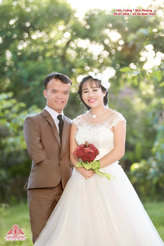 Nhìn qua chắc chắn ai cũng có thể dễ dàng nhận thấy chiều cao đặc biệt của chú rể Hữu Cường, trong khi cô dâu Bích Phương lại sở hữu vóc dáng ấn tượng, khuôn mặt xinh xắn, cuốn hút. Để có thể tiến tới một đám cưới hạnh phúc, có lẽ cặp đôi đũa lệch này cũng đã phải trải qua sự phản đối gay gắt từ phía gia đình và nhất là gia đình nhà cô dâu. Nhưng họ vẫn giữ một tâm thế vững vàng, kiên định. Và cái kết hạnh phúc là thành quả xứng đáng cho đôi vợ chồng trẻ xứ Thanh.