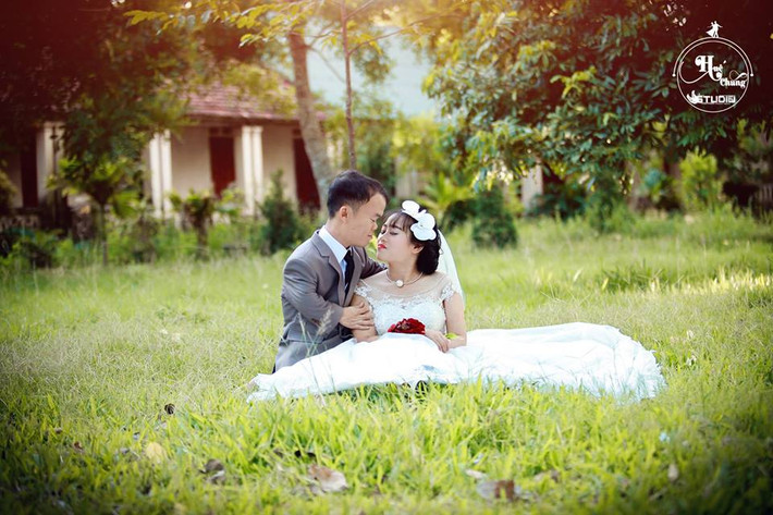 Chỉ sau nửa ngày chia sẻ trên mạng xã hội, bộ ảnh của cặp đôi " nàng khổng lồ, chàng tí hon" này đã nhận được hơn 6 nghìn lượt người thích và hàng trăm bình luận chúc mừng từ phía cư dân mạng. Bích Phượng và Hữu Cường không tạo ấn tượng bởi ngoại hình long lanh hay gia thế khủng mà chính tình yêu giản dị, chân thành của họ đã lay động trái tim của tất cả mọi người.