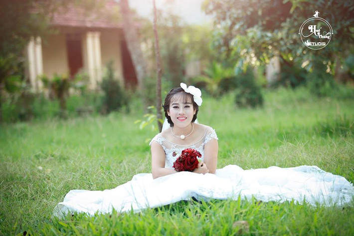 Cô dâu Bích Phương có khuôn mặt hài hòa, xinh đẹp và nụ cười tươi tắn...