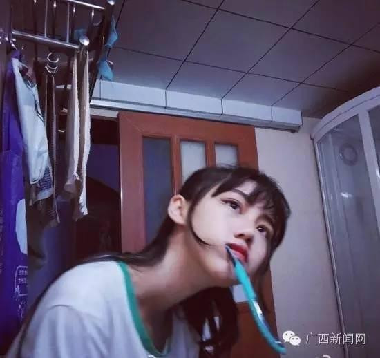 Về tính cách, Lệ Tú tiết lộ bản thân cô không quá lạnh lùng, ít nói như nhiều bạn bè nhận xét. Cô nữ sinh xinh xắn này đơn giản chỉ là "không thích nói nhiều" nhưng vẫn sẵn sàng lắng nghe, chia sẻ với bất cứ người bạn nào khi cần.