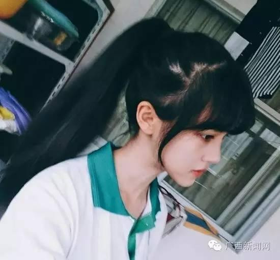 Để có bằng chứng chứng minh việc mình "hoàn toàn bình thường" vẫn có cuộc sống rất vui vẻ, hòa đồng, Trương Tú Lệ đã đăng một loạt hình ảnh "tự sướng" của cô lên Weibo. Qua những bức ảnh này, dân mạng vẫn thấy cô nàng "chăm chỉ quá mức" này khá nhí nhảnh, vui vẻ và không hề máy móc, thô cứng, chỉ biết học và học như nhiều người đồn đoán trước đó.