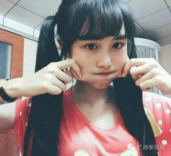 Cả trí tuệ và ngoại hình của Tú đều xuất sắc một cách rất đầy bất ngờ. Dù mới 15 tuổi nhưng ước mơ cô nữ sinh 10X này là trở thành một chuyên gia ngoại giao thật giỏi. Ảnh trong bài: Weibo/Toutiao.