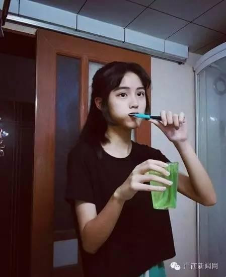 Trở thành nhân vật được dân mạng quan tâm, sau vài ngày cuối cùng nữ sinh học giỏi Trương Lệ Tú cũng lên tiếng chia sẻ thêm về bản thân. Bình luận trên Weibo của một người bạn, Lệ Tú cho biết việc ghi chép bài đầy đủ là nhiệm vụ và điều phải làm đối với các học sinh. Dù các thầy cô không yêu cầu phải trình bày vở đẹp nhưng do tính tình vốn quen ngăn nắp, lại muốn dễ tiếp thu, ghi nhớ hơn nên Lệ Tú đã trình bày vở ghi theo cách của riêng mình.