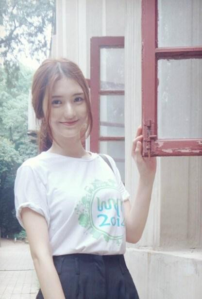 Bông hồng lai xinh đẹp này vừa tốt nghiệp ngành thiết kế đô thị. Ở trường học, Aileena được bình chọn là 10 người mẫu, hot girl xinh đẹp nhất của Đại học Vũ Hán. Cô gái trẻ còn được mời tham dự một chương trình giới thiệu về các bạn trẻ xinh đẹp, tài năng của đài truyền hình Hồ Nam.