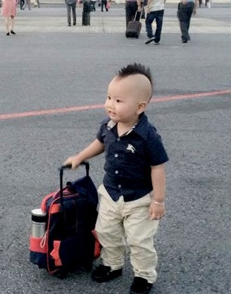 Nhóc tì ăn mặc sành điệu này có tên Nguyễn Thành Hưng, 3 tuổi, ở TP HCM. Thành Hưng có tên gọi ở nhà là Boy. Theo chia sẻ của mẹ bé Boy trên trang cá nhân, cu cậu đã quan tâm đến chuyện ăn mặc từ năm 2 tuổi.