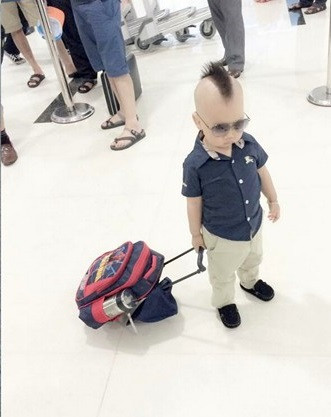 Được bố mẹ mua cho nhiều quần áo đẹp, bé Boy đã tập tành, biết tự lựa chọn và mặc quần áo. Những lần bé Boy lựa chọn quần áo đã khiến ba mẹ bất ngờ về gu thẩm mỹ, cách phối đồ, chọn màu theo ý thích của bé.
