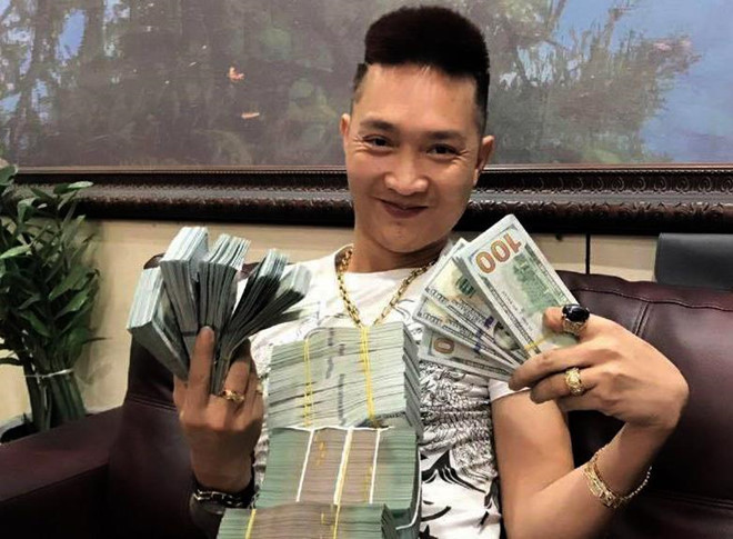 Nhiều lần livestream trên mạng xã hội, Huấn "hoa hồng" kể lể về gia cảnh nghèo khó của gia đình mình ở Yên Bái. Nhưng do ham thích chơi bời nên Huấn giao du với các thành phần bất hảo trong xã hội.