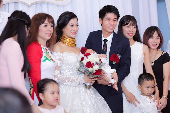 Cô dâu chú rể nhận được sự chúc phúc nồng nhiệt từ bạn bè, người thân. Ảnh trong bài: L'amant Studio.