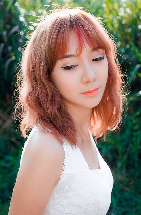 Chuyện phẫu thuật thẩm mỹ đã không còn là điều gì đó quá xa lạ, gây ngạc nhiên với các bạn trẻ hiện nay, tuy nhiên để "đập mặt đi xây lại" như Tuyết Nhung không phải cô gái nào cũng có đủ can đảm để thực hiện. Sự cố gắng, nghị lực và khát khao thay đổi cuộc sống dường như đã tiếp sức thêm cho cô gái Nam Định xấu xí ngày nào vượt qua mọi khó khăn để được vui vẻ, hãnh diện với bản thân mình như ngày hôm nay. Ảnh trong bài: Facebook nhân vật.