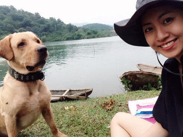 Theo chia sẻ của nữ sinh 9X, chú chó Finn (thuộc giống chó đực dòng Labrador Retriever) và Soda (thuộc giống cái dòng Golden Retriever), chúng được cô nhận về nuôi khoảng 1 năm trước, do những người bạn của Huyền Trang nhờ cô chăm sóc rồi tặng lại. Kể từ thời điểm sống chung một nhà cùng Finn và Soda, cô bạn Huyền Trang coi hai chú chó là một phần cuộc sống của cô. Trong tất cả mọi hoạt động dã ngoại, du lịch Huyền Trang đều rủ chú chó Finn và Soda đi cùng.