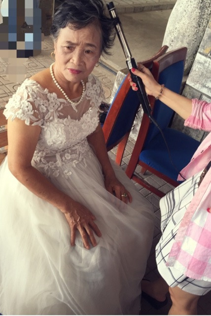 Ấn tượng nhất có lẽ là cụ bà. Dù đã ở tuổi 76 nhưng cụ vẫn rất vui vẻ khi mặc áo cưới và thích thú khi được trang điểm, makeup. Cụ bà cho biết trong đời chưa từng mặc một trang phục nào cầu kỳ như vậy, cũng chưa quen với việc trang điểm... nhưng vì mong muốn có được bộ ảnh cưới thật đẹp, dù khó khăn, gượng gạo đến đâu cụ bà cũng vượt qua được.