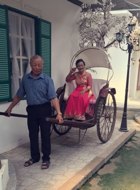 Dù họ đã gắn bó bên nhau 50 năm nay và cũng đã lên chức cụ nhưng hai ông bà vẫn dành cho nhau những tình cảm mặn mà khiến nhiều người xem trầm trồ, ngưỡng mộ.