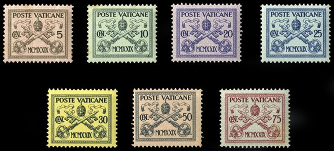 Vatican có bưu điện với tem riêng. Điều thú vị là hệ thống thư tín nước này khá phổ biến vì dịch vụ nhanh hơn so với hệ thống của Italy. Ngoài những món đồ lưu niệm, tem bưu điện là một trong những nguồn thu nhập chính của họ.