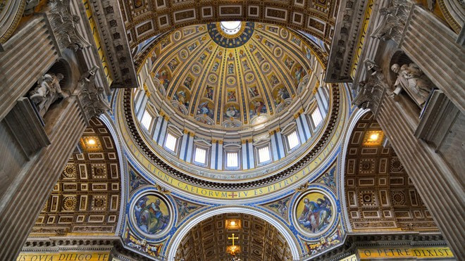 Mái vòm của nhà thờ St. Peter do Michelangelo thiết kế, với chiều cao khoảng 122 m và đường kính hơn 42 m.