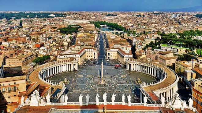 Vatican là quốc gia có chủ quyền nhỏ nhất thế giới, với diện tích 0,44 km2, nằm trong Italy. Quốc gia này chỉ có các con phố mà không có đường cao tốc.