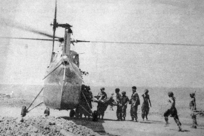 Những lính Pháp bị thương ở mặt trận Điện Biên Phủ năm 1954 được vận chuyển bằng trực thăng quân sự. Ảnh: Jean-Claude Labbe/Gamma/Getty Images.